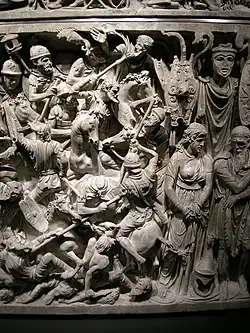 Détail du côté avant droit : trophées, tête de barbare et épouse présumée.