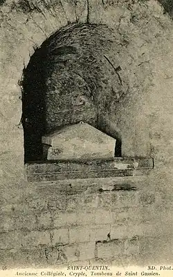 Sarcophage de pierre dans une niche de pierre.