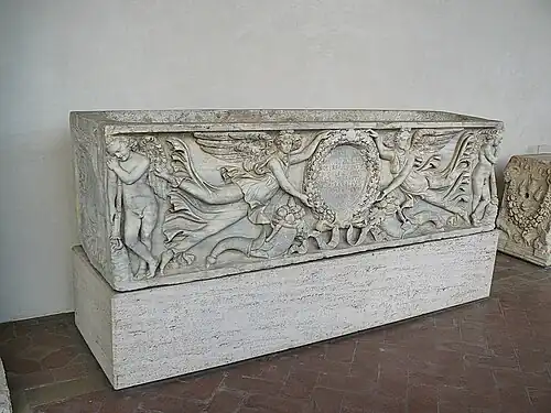 Sarcophage d'Ulpia Domnina daté de la fin du IIe ou du début du IIIe&nbsp;siècle.