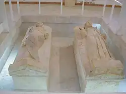 Sarcophages du prêtre et de la prêtresse de la nécropole des Rabs de Carthage exposés au musée national de Carthage (IVe&nbsp;– IIIe&nbsp;siècles&nbsp;av. J.-C.).