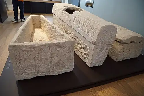 Sarcophages mérovingiens, VIe&nbsp;siècle.