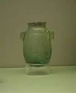 Petite jarre en verre translucide inscrite au nom de Sargon II, retrouvée dans le palais nord-ouest de Nimroud. British Museum.