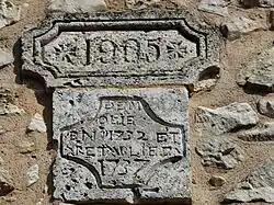 Dates gravées au-dessus du portail de l'église.