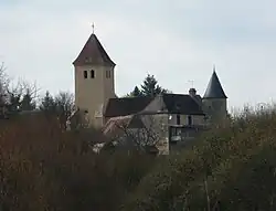 Le manoir de Sarrazac et l'église.