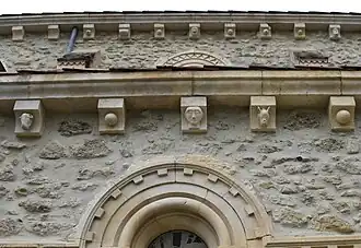 Détail des modillons de l'église.