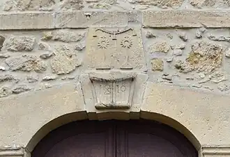 Clé de voûte du portail datée de 1910.