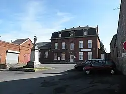 La médiathèque et le monument aux morts.