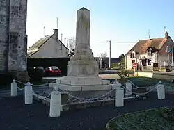 Le monument aux morts en 2012.