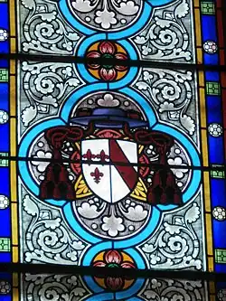 Détail d'un vitrail : armoiries de Mgr Albert Battandier, pro notaire apostolique.