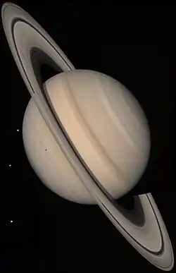 Saturne en vraies couleurs avec les lunes Téthys, Dioné et Rhéa.