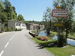 L'entrée par la route D67a.