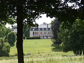 Le château de Monthuchet depuis l’extrémité du parc.