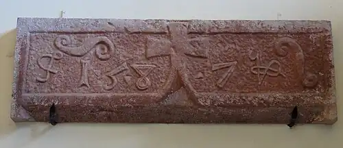 Linteau (1587) encastrédans le mur.