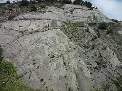 La route court sur une paroi rocheuse presque verticale