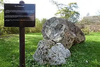 Pierre de Montemain, ancien menhir puis polissoir.