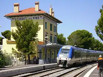 La gare de Sausset-les-Pins, style typique de la ligne.