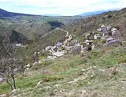 Sauto village, perché sur le versant nord de la vallée de la Têt.