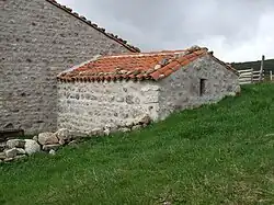 Jasserie : détail du toit.