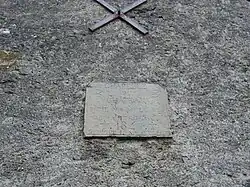 Plaque d'informations sur la chapelle du château avec l'inscritpion : Chapelle du Château bâtie par Mr le Baron de Sainte-Gême - 1840 - Bouigue L. - Mr Sculpsit