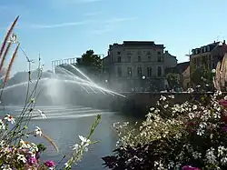 photographie de la savoureuse depuis le pont Carnot à Belfort avec en arrière-plan le théâtre du Granit