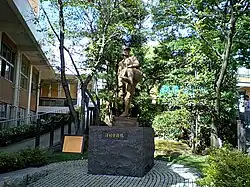 École Kyoto Gakuen et sa statue d'Eiji Sawamura, joueur de baseball célèbre qui y a étudié