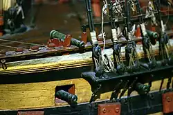 Détail du pont supérieur avec les haubans et les pièces de plus faible calibre.