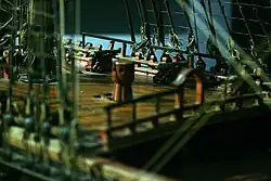 L’un des gaillards, avec à l'avant un cabestan et à l’arrière des canons de huit livres.