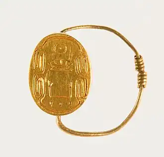 Bague en or au scarabée d'améthyste. Revers. Met