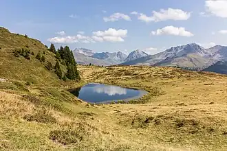 Promenade dans le canton des Grisons, d'Arosa à Tschiertschen. Au premier plan le lac Scheidegg Seeli (2&nbsp;080&nbsp;m). Au fond la chaîne de Plessur.