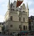 La maison des échevins&nbsp;(nl) de Malines, siège du parlement entre 1473 et 1477, puis du Grand Conseil entre 1504 et 1609