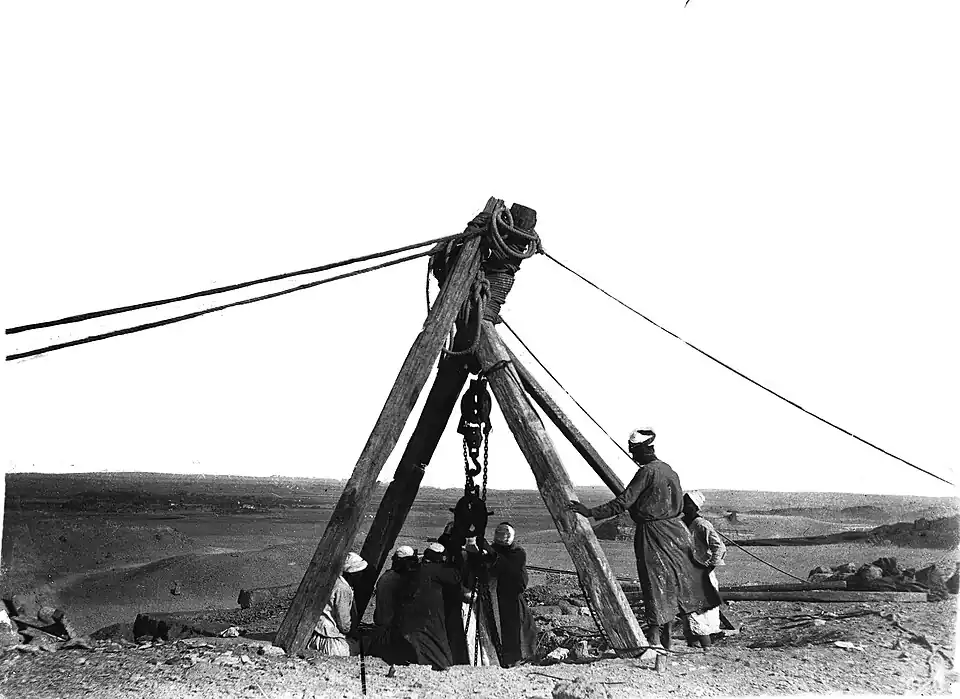 Retrait du sarcophage dans la nécropole occidentale de Gizeh, effectué par la Mission archéologique italienne (fouilles Schiaparelli, 1903).