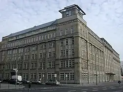 photographie en couleurs d'un vaste bâtiment.