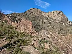 Affleurements de schiste (au premier plan) et de gneiss (en haut à droite) sous Querroig (en haut à gauche)