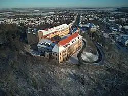 Le château de Ballenstedt&nbsp;(de), ancien monastère et lieu de sépulture de l'ancêtre Albert Ier de Brandebourg, depuis 1525 une des résidences