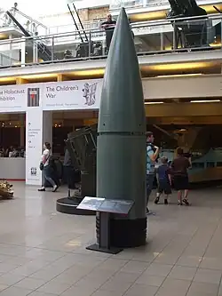 Obus allemand de 800&nbsp;mm (6,79&nbsp;m de long, conservé par l'Imperial War Museum de Londres).