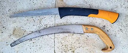 Scies de jardin pour élagage, arboricoles, pliable ou à lame recourbée.