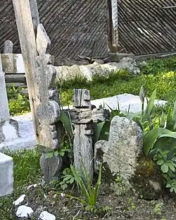 Stèles funéraires, croix en bois et stèle en pierre (Olténie)