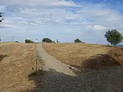 Vue en contre-plongée de la nécropole.