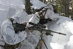 Marines américains portant des vêtements MARPAT à motifs de neige au centre d'entraînement à la guerre de montagne.