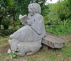 Sculpture de Madame Desbassayns lisant le Code noir de 1723.