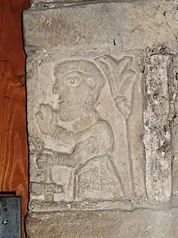Sculpture d'homme dans la chapelle Saint-Michel.