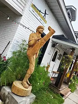 Sculpture commémorative sur Jos Montferrand.