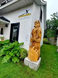 Ce haut-relief historié englobe trois de ses légendes notoires : La chasse-galerie,  La bête à grand’ queue et  Le loup-garoup.