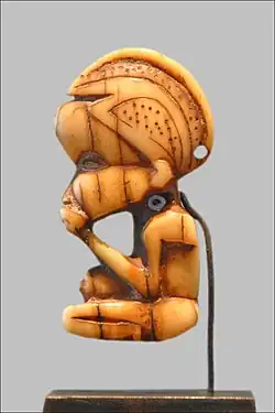 Pendentif en ivoire du XIXe&nbsp;siècle.