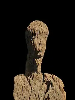 Sculpture masculine (détail).