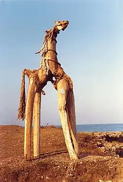 1986, Cheval de mer, assemblage, hauteur : 260&nbsp;cm, la côte italienne