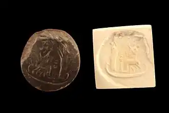 Sceau-cachet en diorite avec impression, représentant une scène d'hommage à une divinité sur un bateau. Période néo-babylonienne, v. 600-400 av. J.-C. Musée des beaux-arts de Lyon.