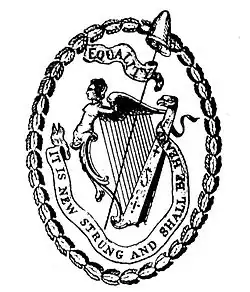 Sceau en noir et blanc, au centre une harpe irlandaise élaborée dont la partie avant représente une Victoire ailée, elle est surmontée de la devise "Equality" (Égalité) dans un ruban, un autre ruban l'encadre en bas porte la devise "It is new strung and shall be heard" (Elle est à nouveau accordée et sera entendue), une lance traverse le sceau qui porte au sommet un bonnet phrygien.
