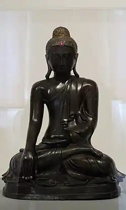 Bouddha assis, touchant la terre. Birmanie ou Myanmar. Bronze et verre, XIXe&nbsp;siècle.