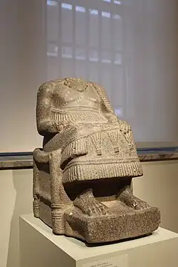 Une statue d’un homme corpulent assis sur un trône bas peut-être trouvée à Ebla, (Tablettes d'Ebla).